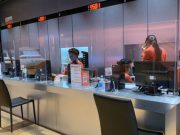 ทรูช็อป เพิ่มมาตรการเข้ม ด้วยที่กั้นอะคริลิคใสหน้าเคาน์เตอร์บริการ ลดความเสี่ยงโควิด-19