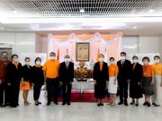 ยิบอินซอย ถวายแจกันดอกไม้และลงนามถวายพระพร สมเด็จพระเจ้าลูกเธอเจ้าฟ้าพัชรกิติยาภาฯ